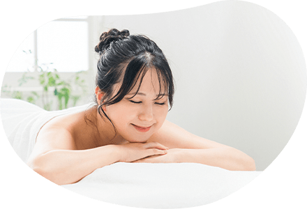 リラックスしている女性の写真